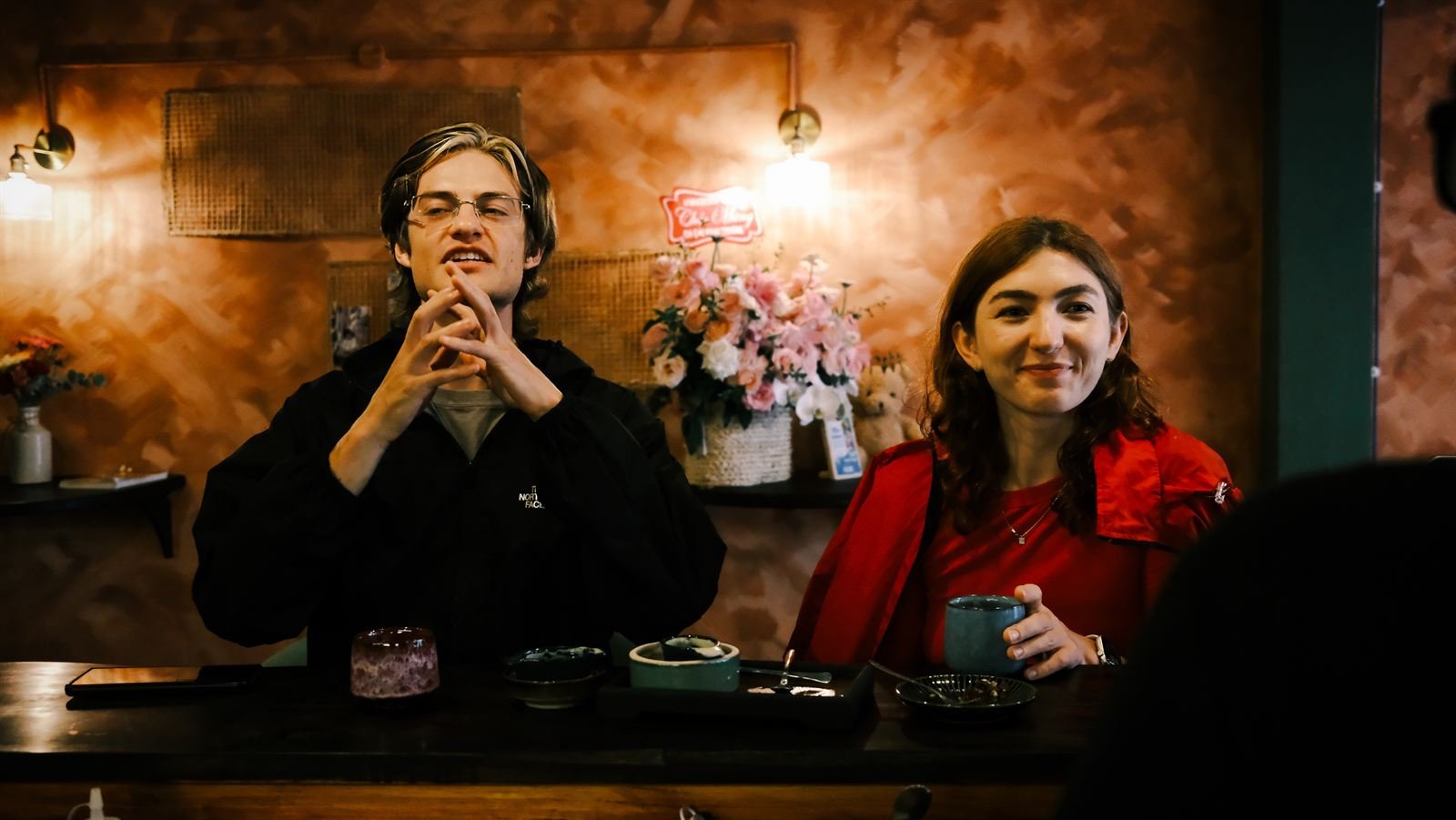 Socialhouse Dalat 바에서 웃고 있는 두 친구