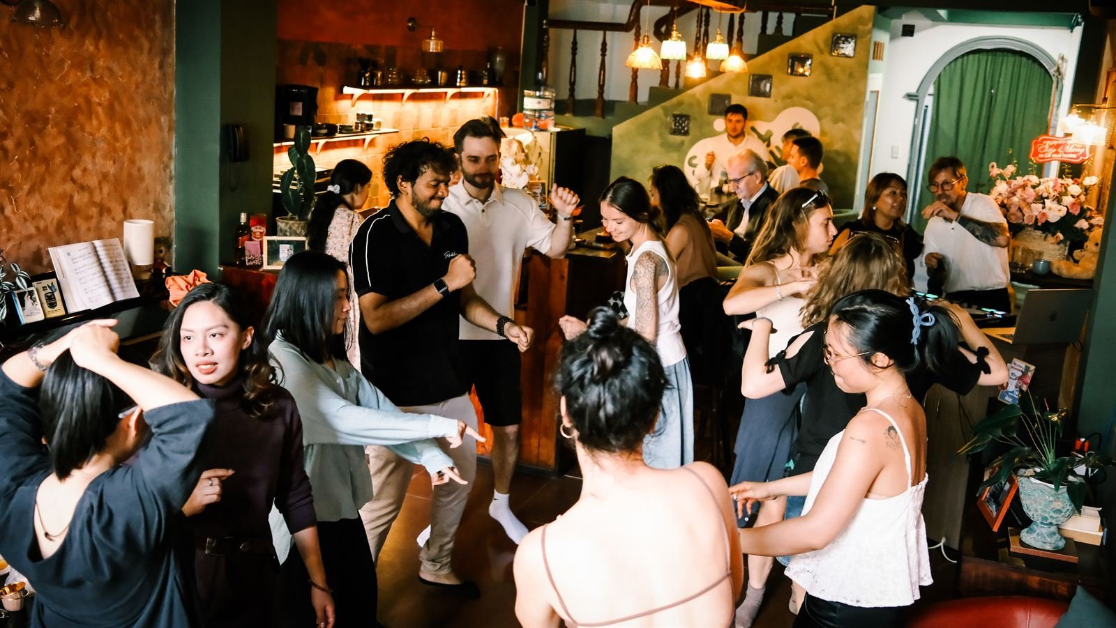 Socialhouse Dalat 파티에서 춤추는 손님들로 가득한 공간