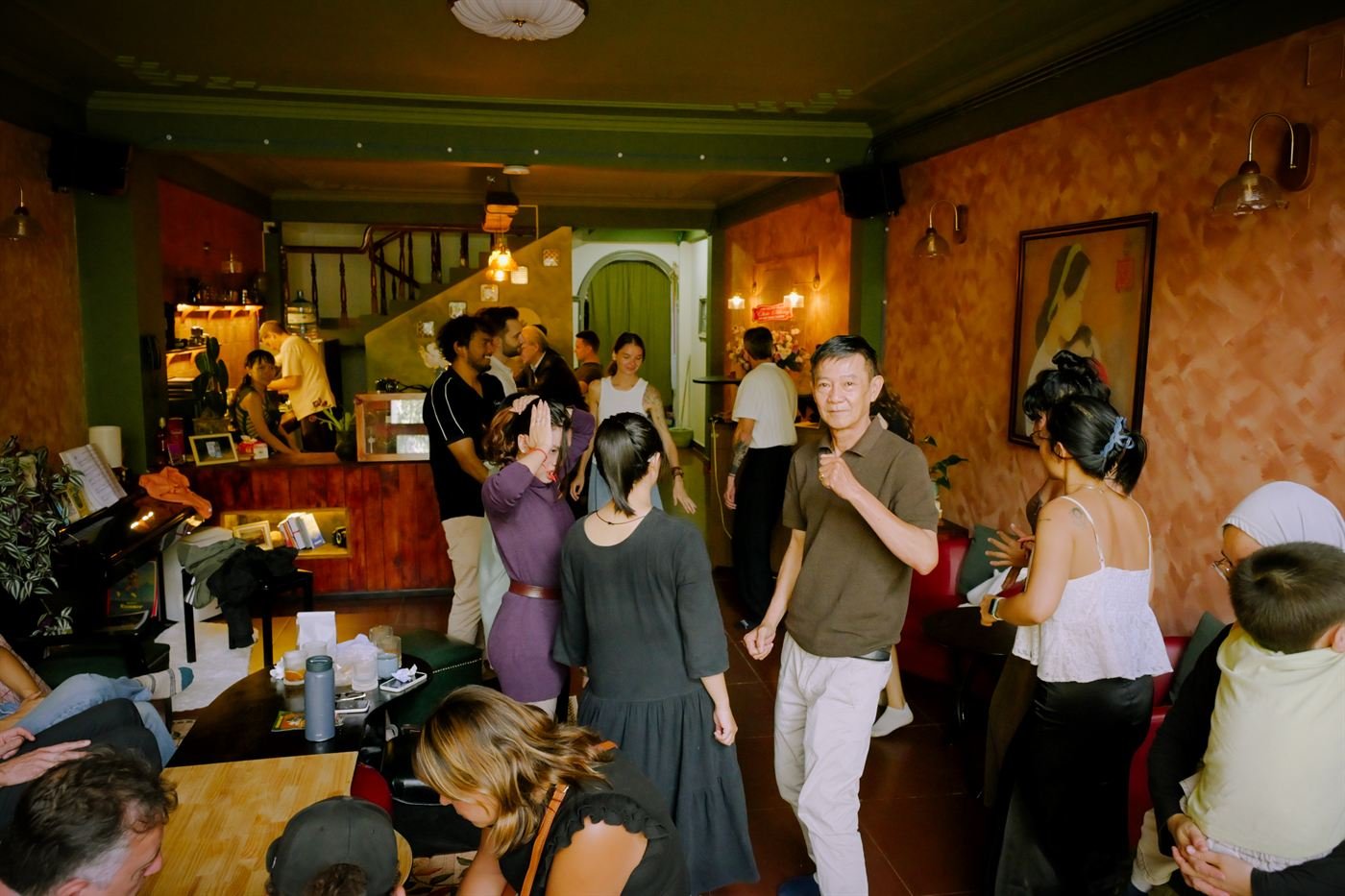 Café full of guests during the DJ set