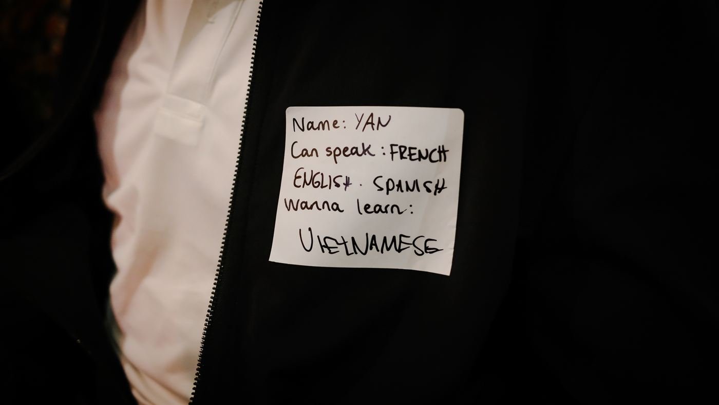 Name tag: Ian – can speak French, English and Spanish, wants to learn Vietnamese