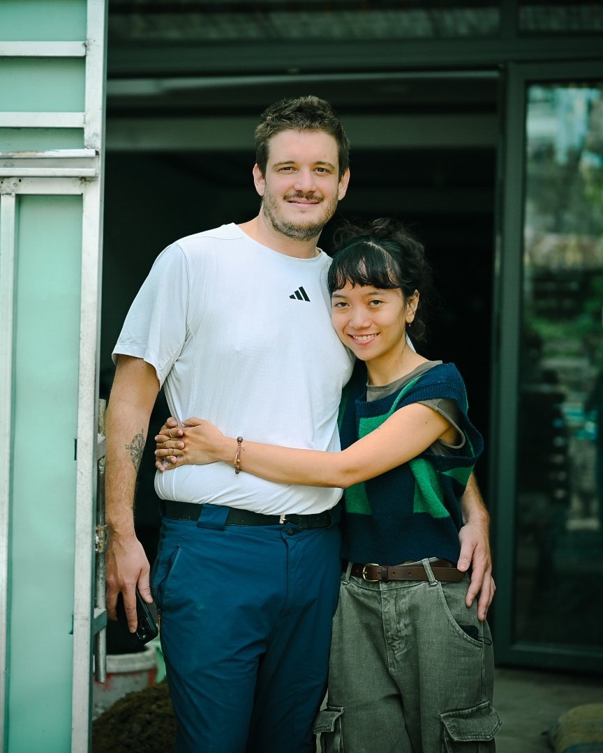 카페 앞에 선 Socialhouse Dalat의 주인 Slaven과 Yoko